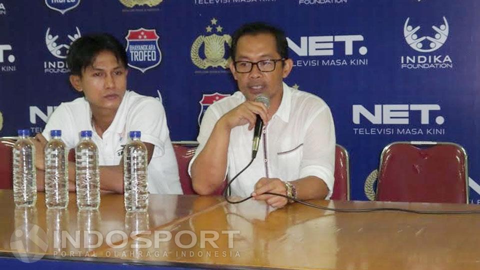 Ahmad Farizi (kiri) saat mendampingi pelatih Arema FC Aji Santoso (kanan) usai berhasil meraih juara di ajang Trofeo Bhayangkara 2017 - INDOSPORT